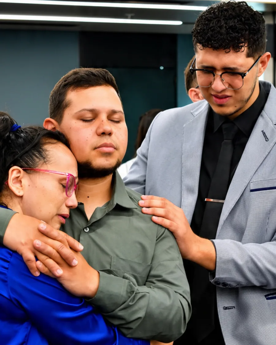 Personas de nuestra comunidad comparten un momento de oración y apoyo